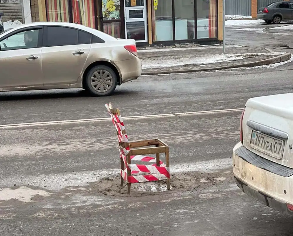 В Нур-Султане на месте ямы поставили старый стул - фото