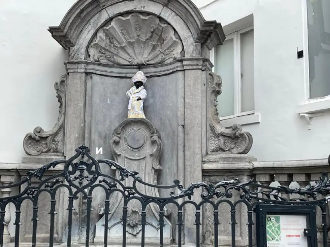 На «писающего» мальчика в Брюсселе одели шапан и қалпақ – фото