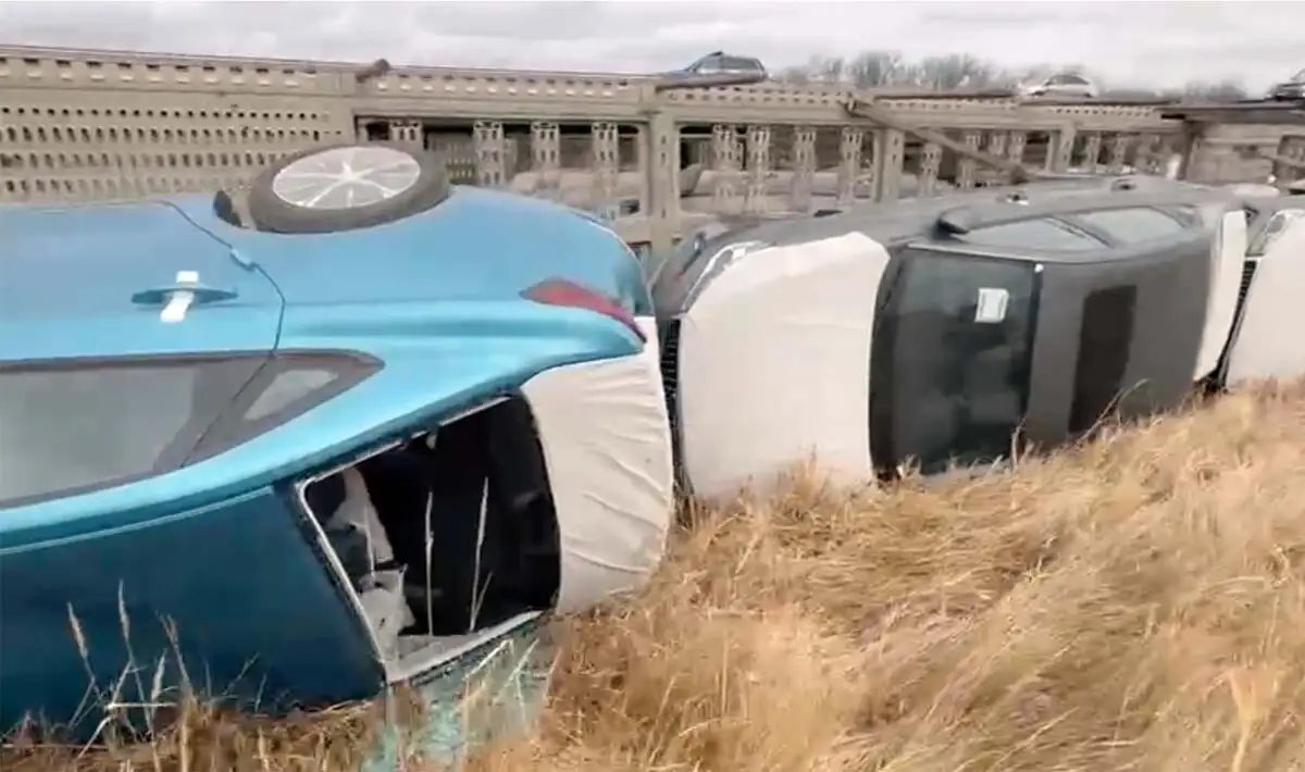 Автовоз с новыми «Chery» опрокинулся в Акмолинской области