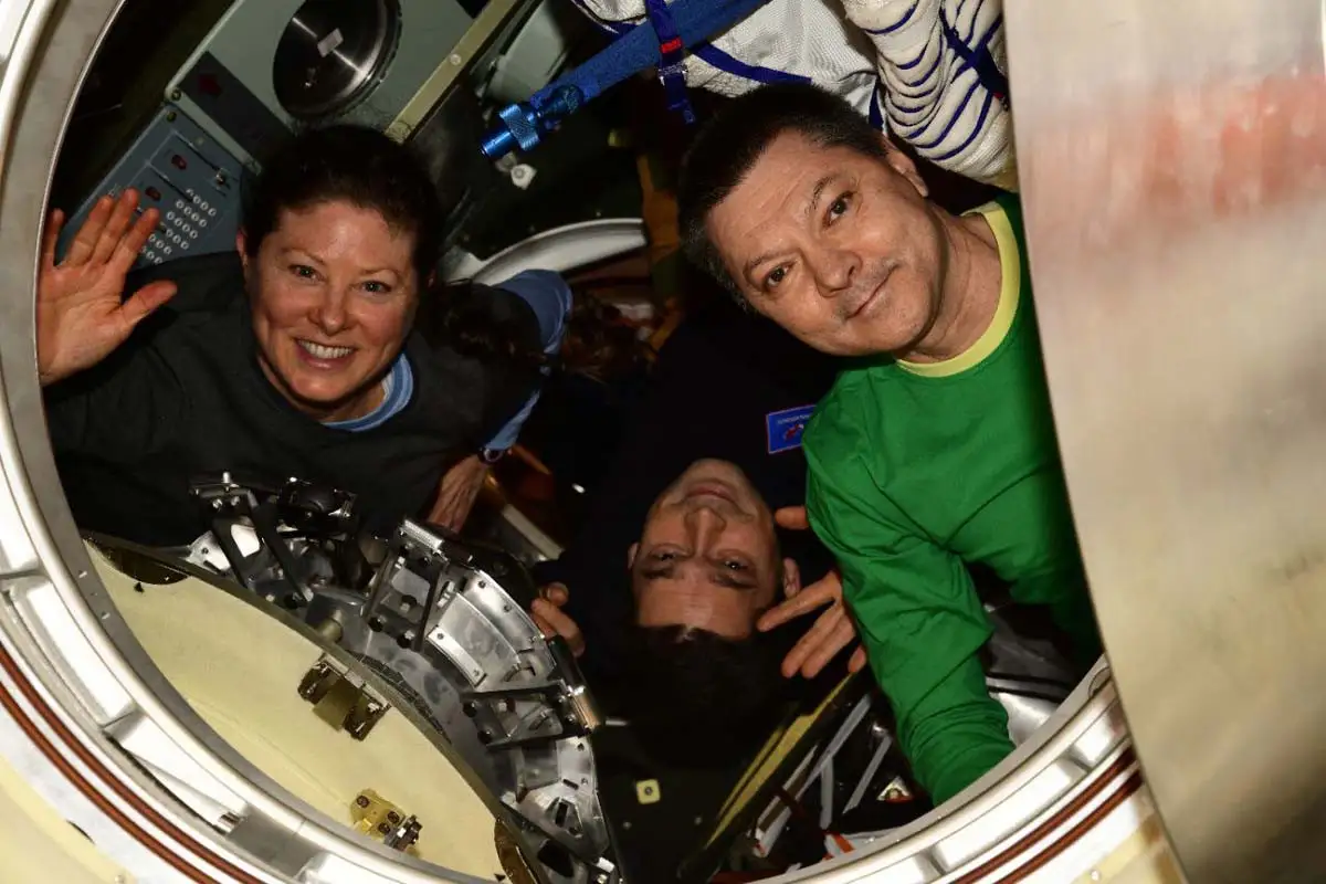 Провели год в космосе: под Жезказганом приземлился экипаж «Союз МС-25»