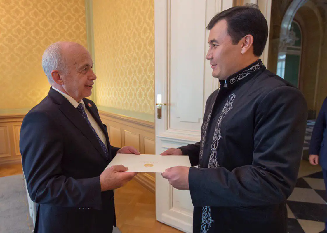 Почему не все послы РК надевают казахские камзолы на вручении верительных грамот