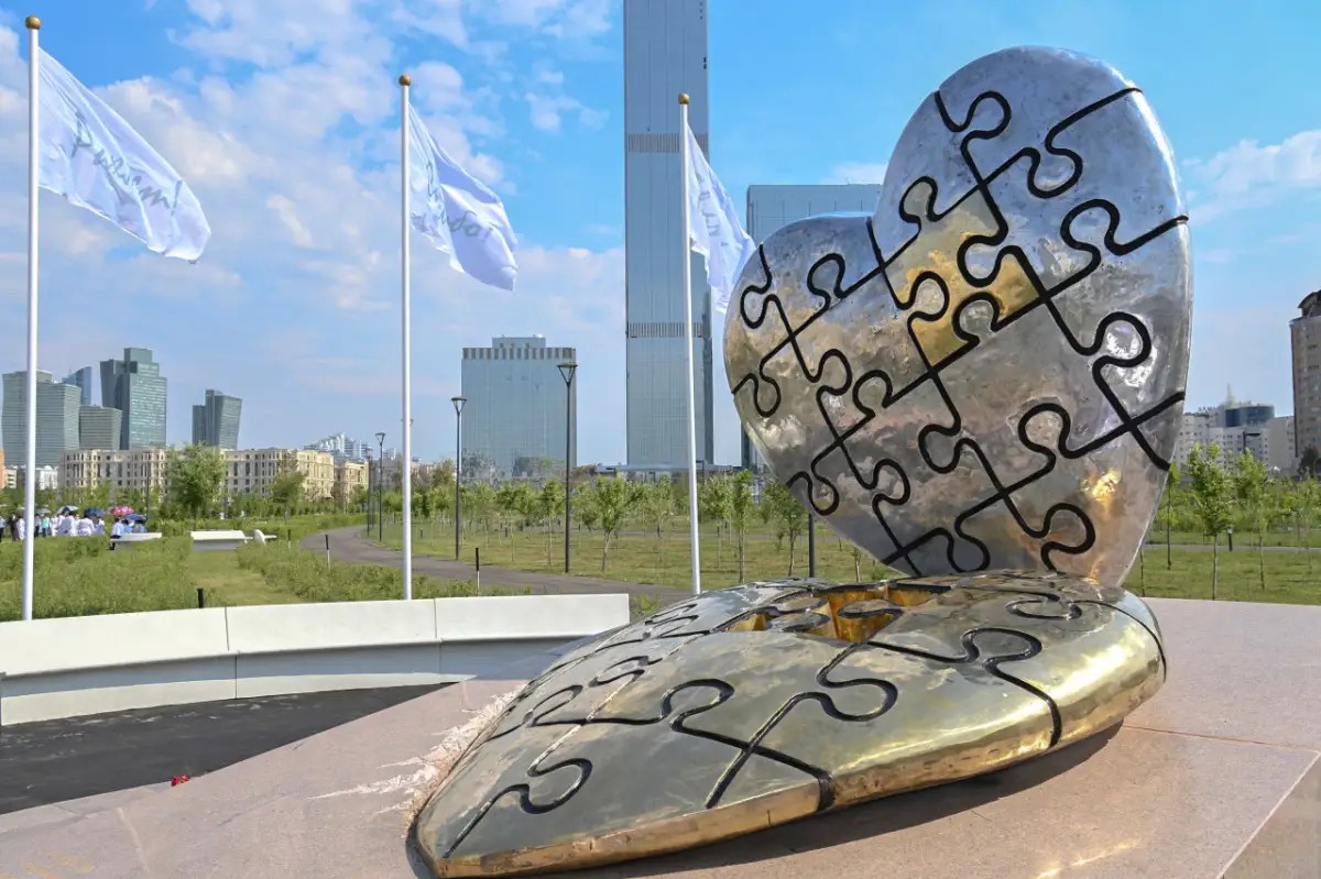 Президент Казахстана открыл мемориал, посвященный медикам