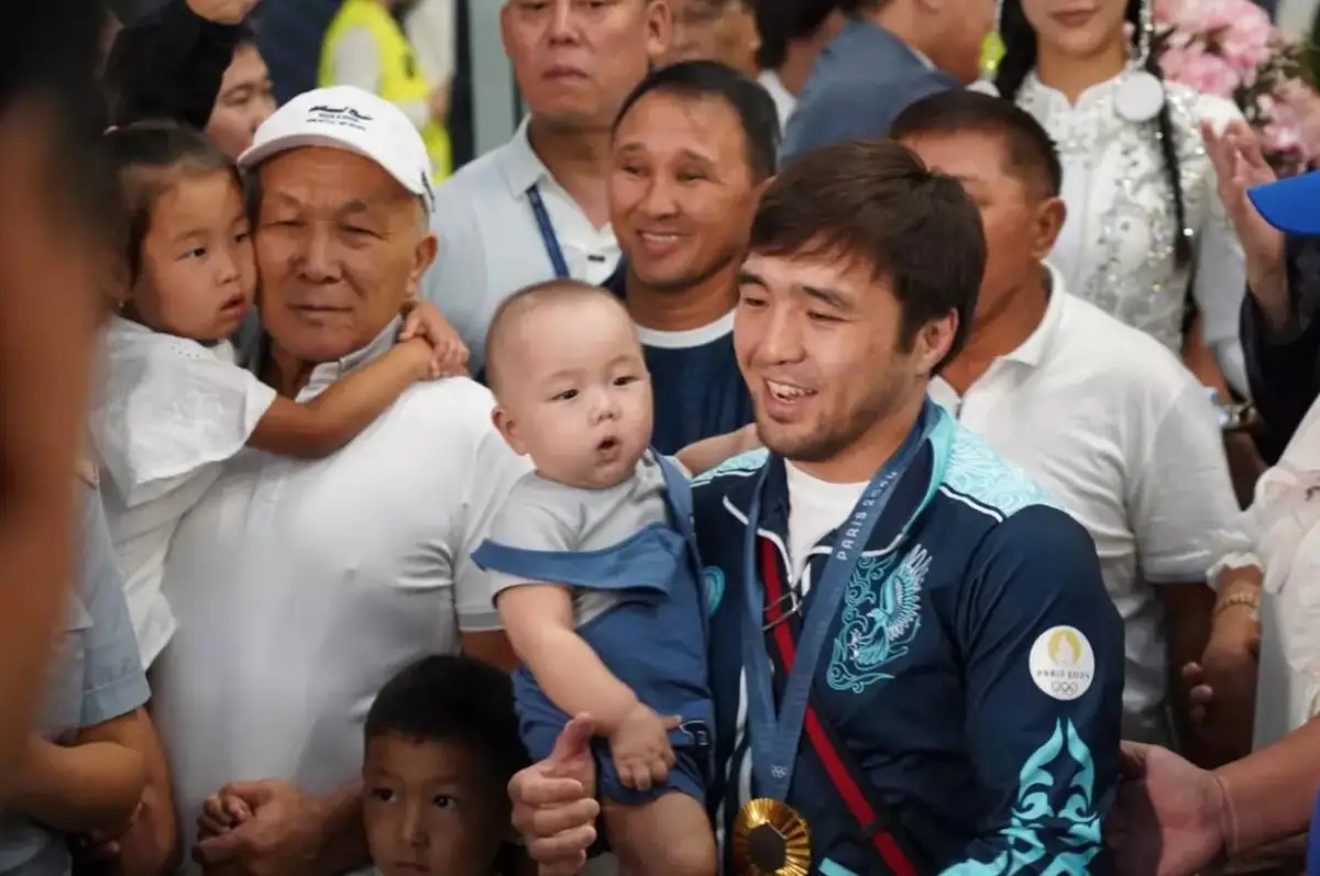 Елдоса Сметова и дзюдоистов встретили в аэропорту Алматы