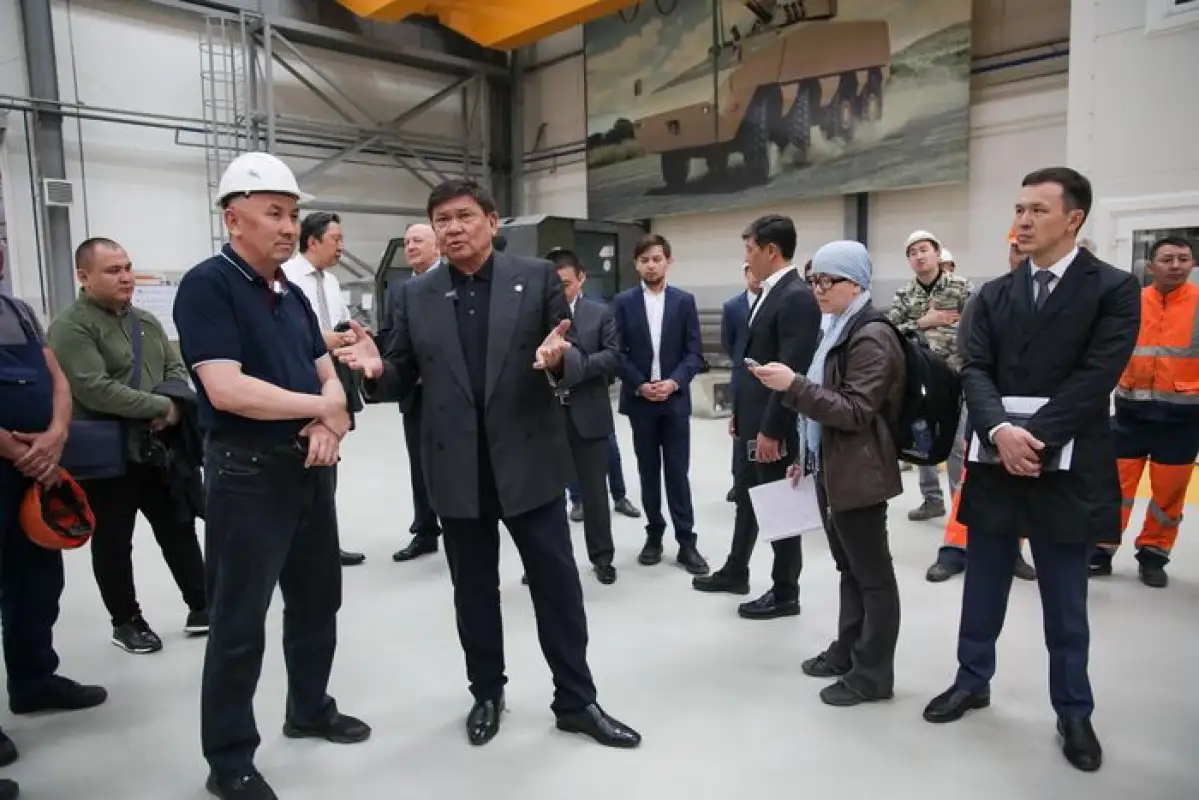 Снижение пенсионного ценза обсудил Ермухамет Ертысбаев с коллективом завода в Нур-Султане