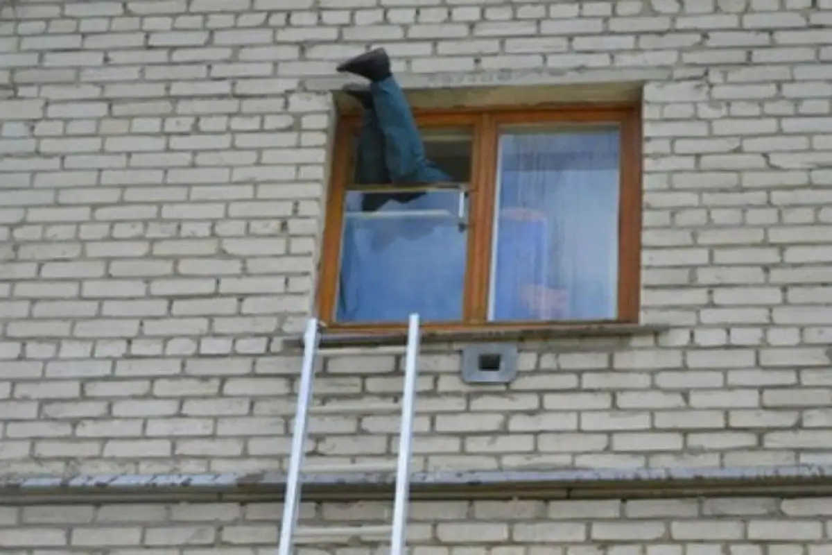 В Усть-Каменогорске мужчина ограбил бабушку на 10 000 тенге