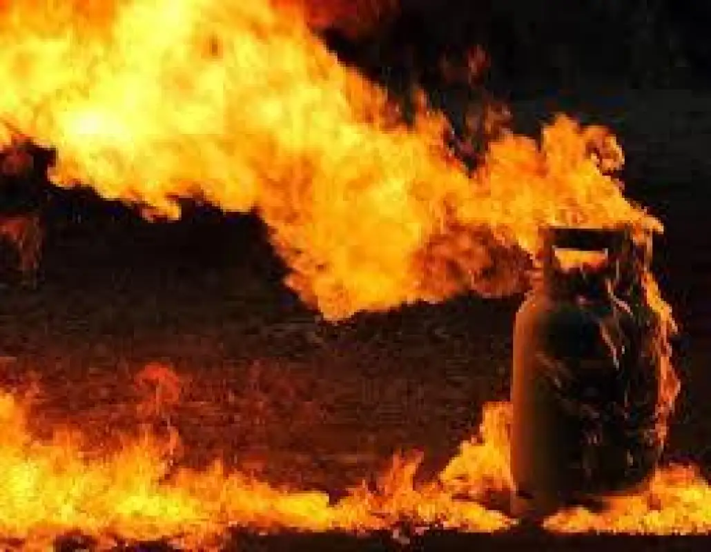 В Софиевке пожарные вынесли шесть баллонов из огня