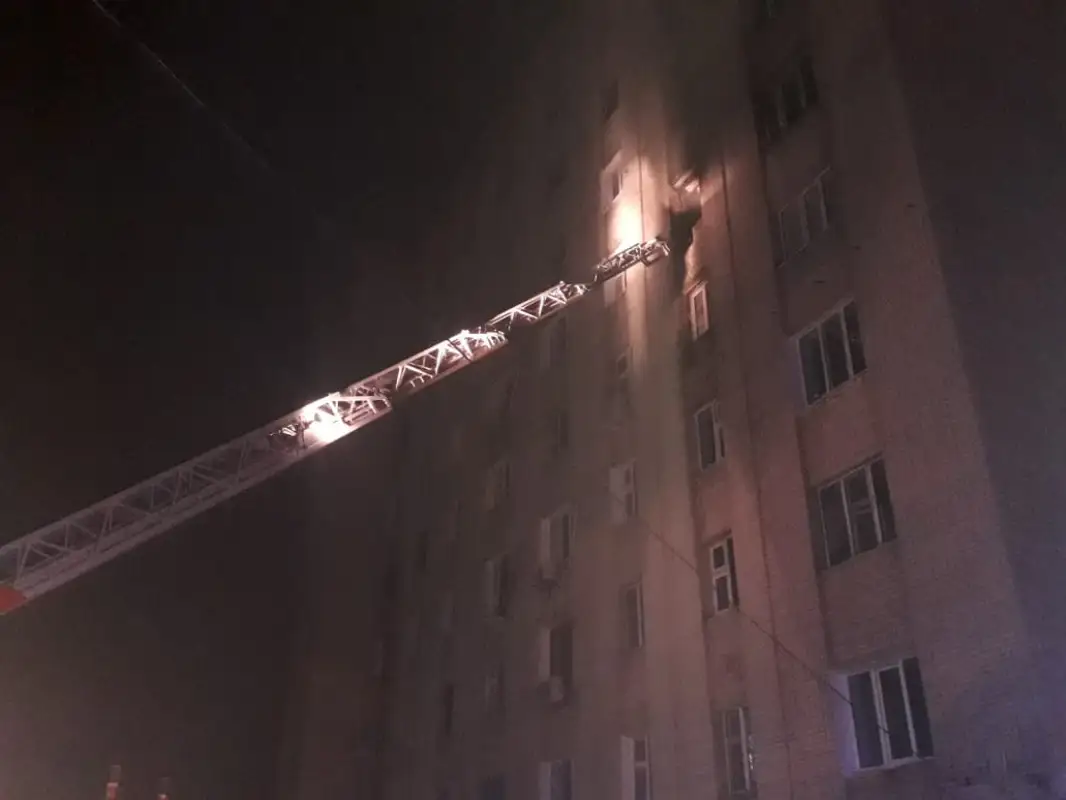 Из-за пожара в Уральске эвакуировали 119 жильцов общежития