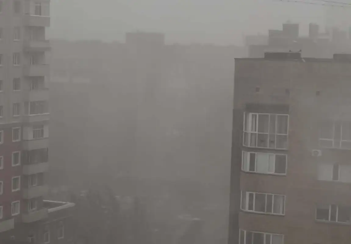 Астана пережила настоящий шторм с градом и молниями - видео