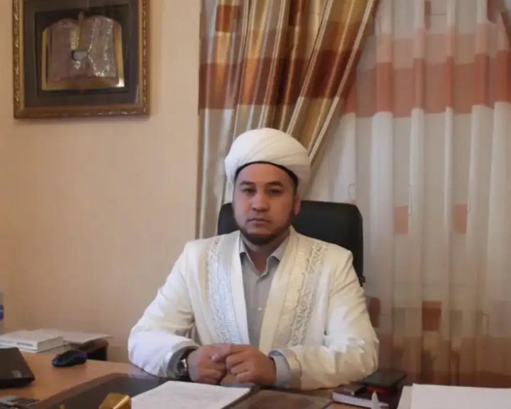 Сел нетрезвым за руль: главного имама Костанайской области отправили под арест