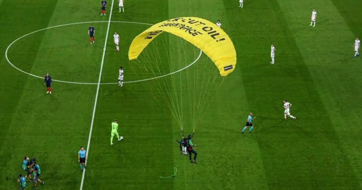 Парашютист приземлился прямо на поле во время матча EURO2020
