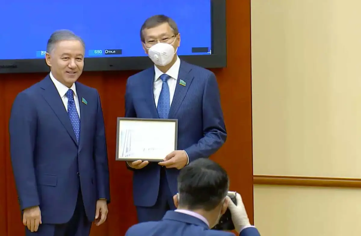 Мажилис досрочно прекратил полномочиях трех депутатов