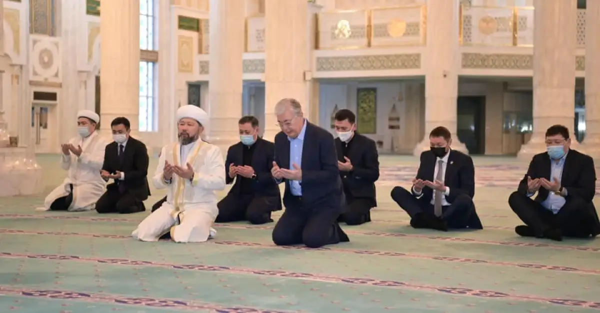 Президент Казахстана помолился за жертв январских событий и обратился к казахстанцам - фото, видео