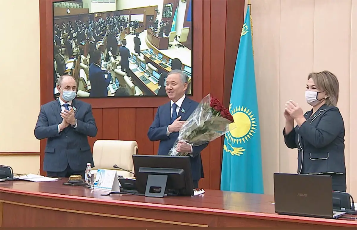 Мажилисмены стоя проводили Нурлана Нигматулина - видео