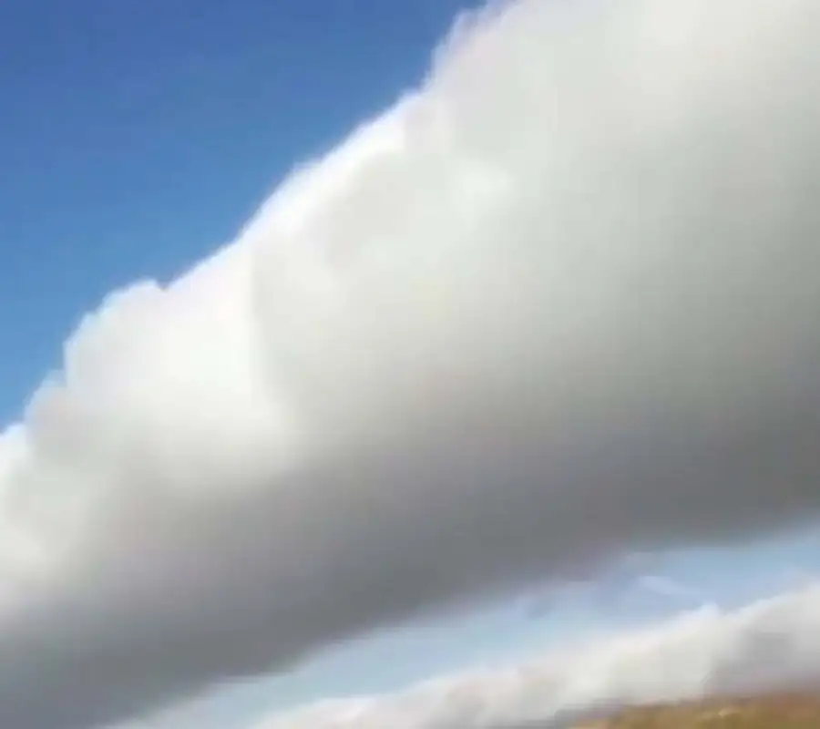 "Бывает редко": синоптики объяснили необычные облака в небе над Жайремом