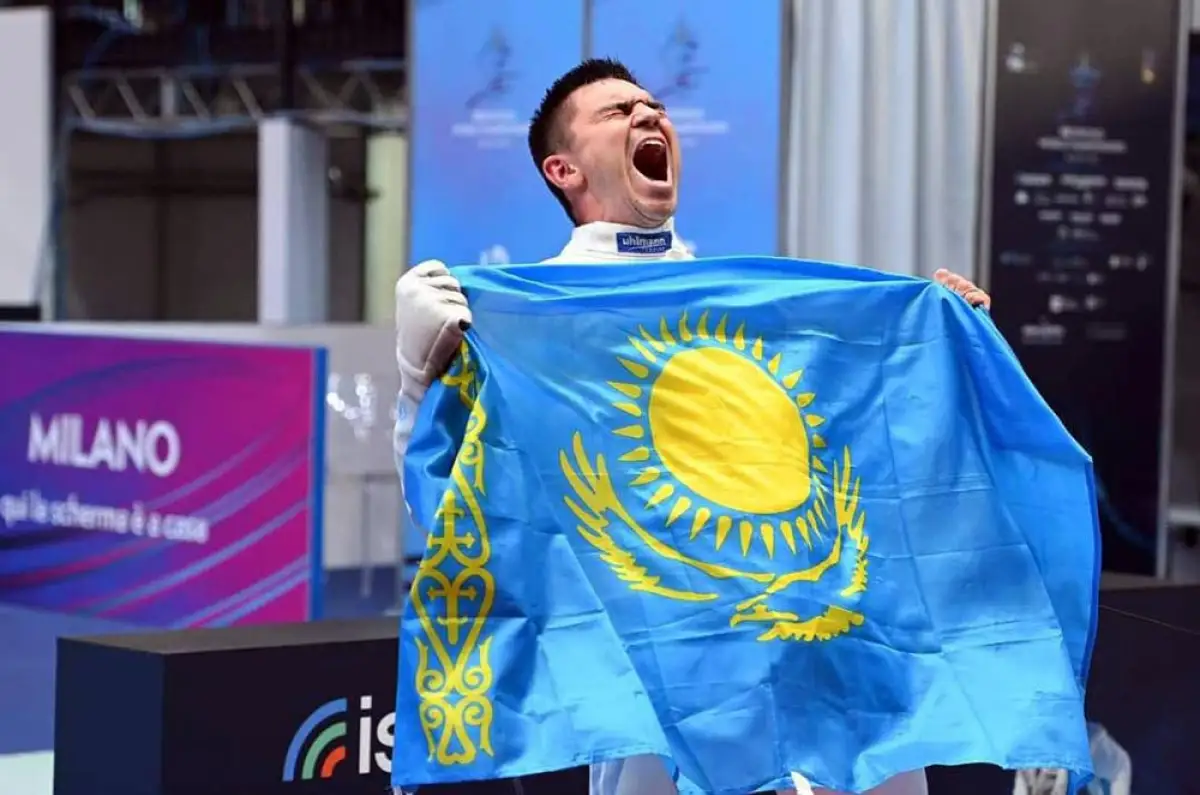 Асхат Оралов поздравил фехтовальщика Курбанова с «исторической» медалью на ЧМ