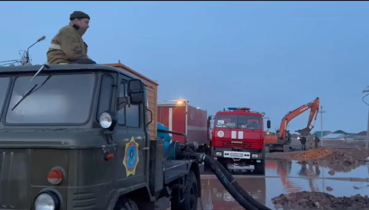 В селе под Астаной прорвало часть искусственного канала