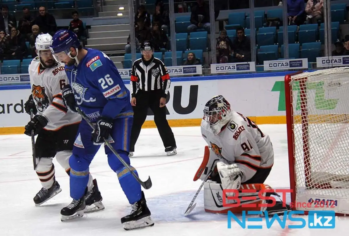 Нападающий "Барыса" вернулся на лед после травмы