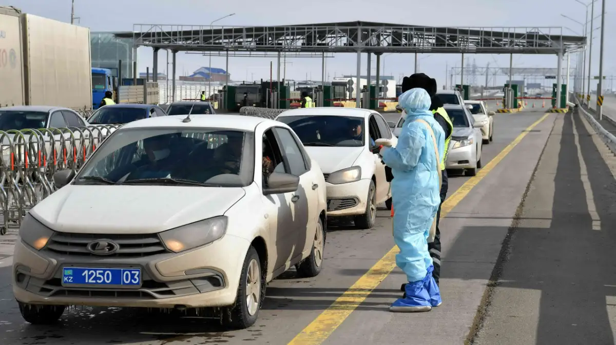 В Алматы разжаловали капитана полиции из-за взятки за проезд через блокпост 