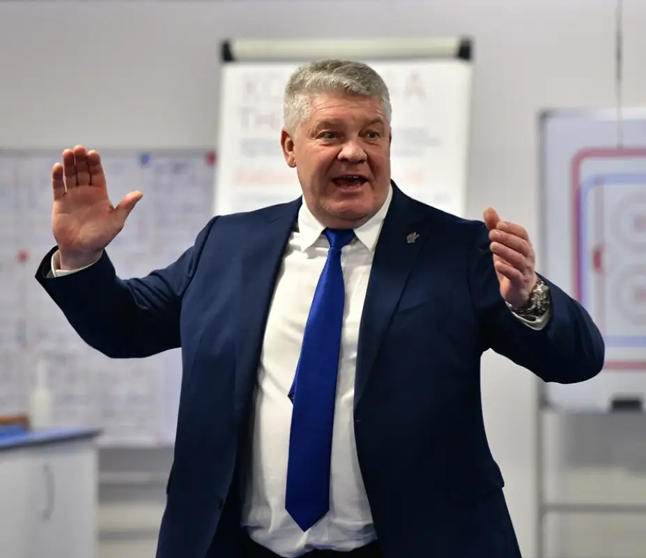 "Так нельзя, мужики": Михайлис пожурил игроков "Барыса", а Ортио передал чапан Асетову