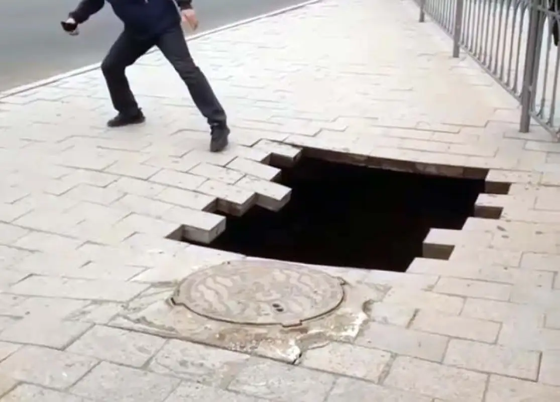 В Нур-Султане начали заделывать большую яму в оживлённом районе