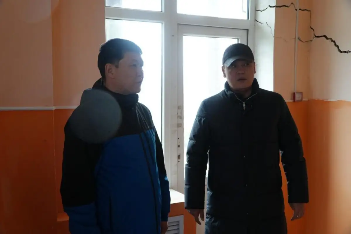 После землетрясения акиму Жамбылской области показали поврежденные объекты