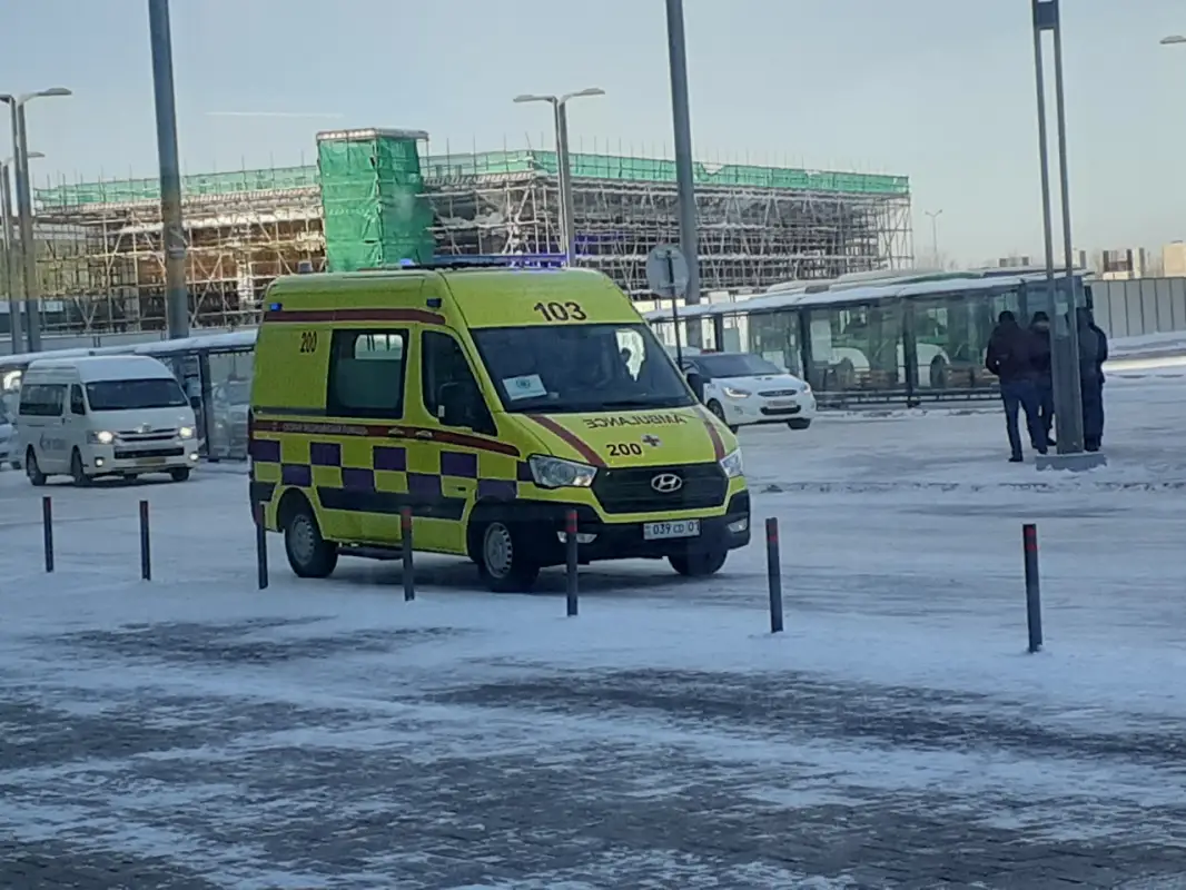 Крушение самолета: у аэропорта имени Нурсултана Назарбаева дежурят кареты "скорой помощи"