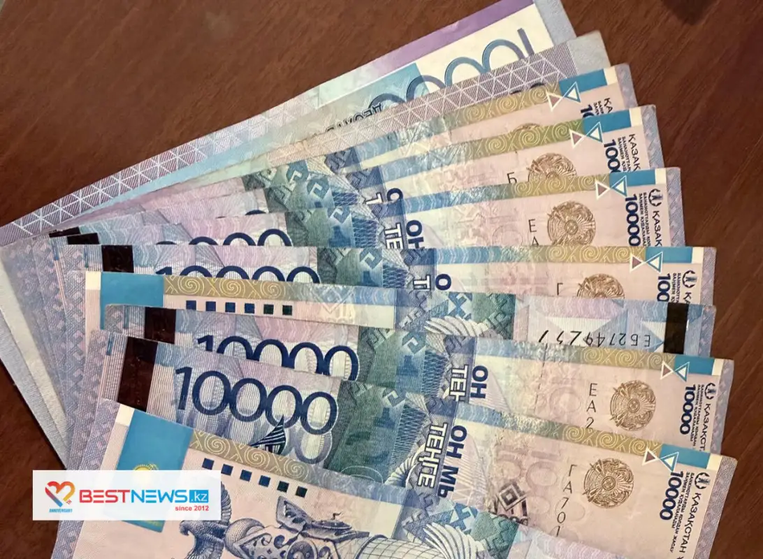 Купюрам 10 тысяч тенге дали еще год хождения