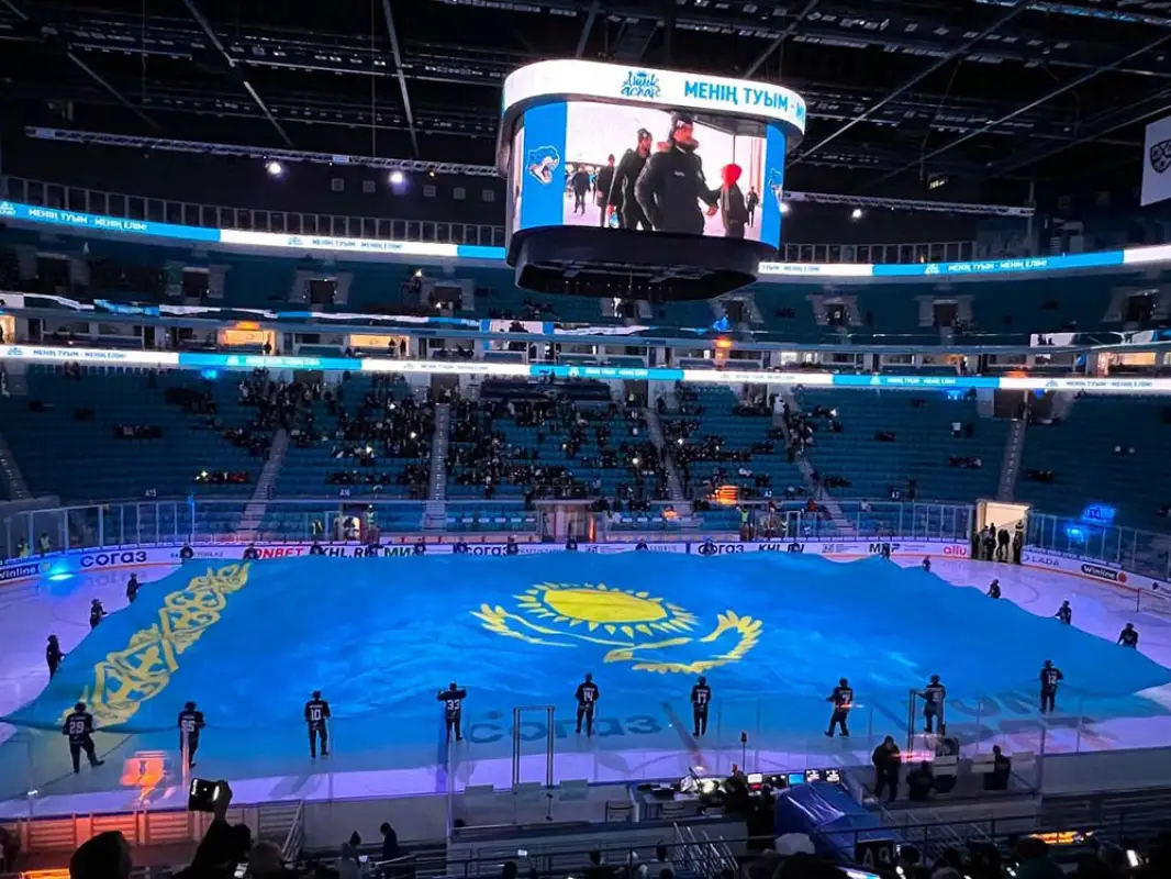 В Астане 30 волонтеров развернули гигантский Флаг Казахстана на льду - фото, видео