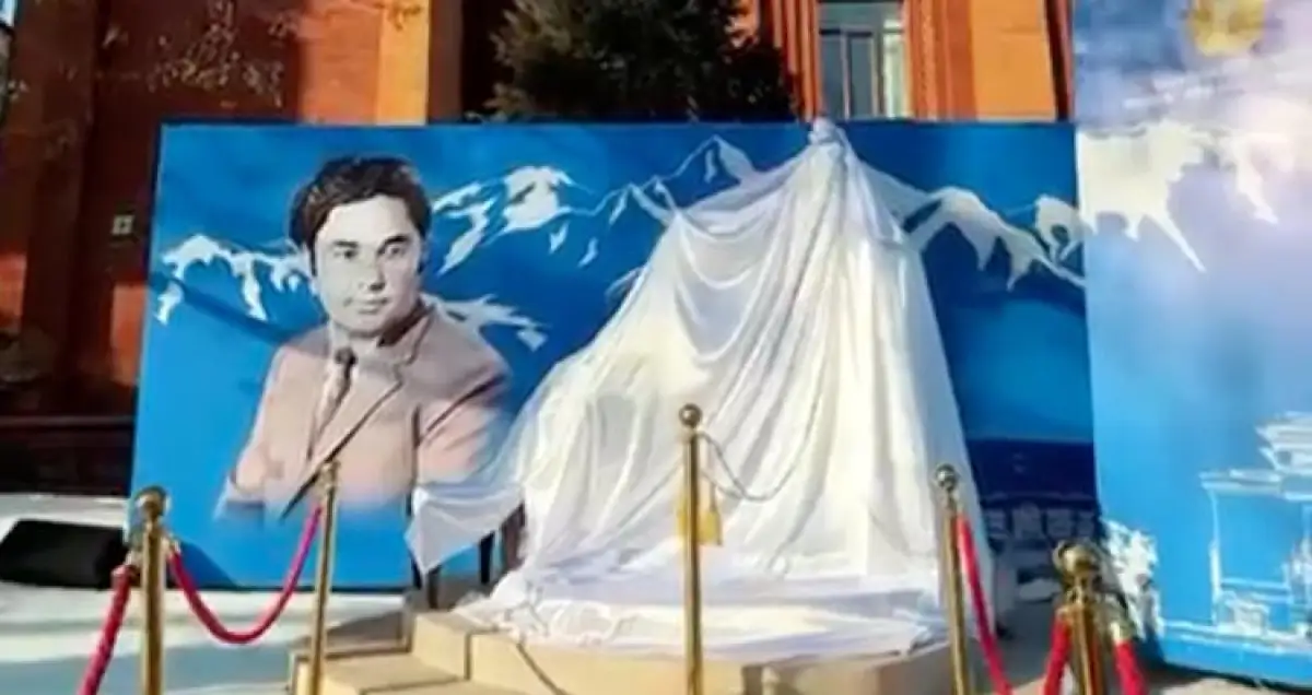 Память о Ермеке Серкебаеве увековечили в Алматы