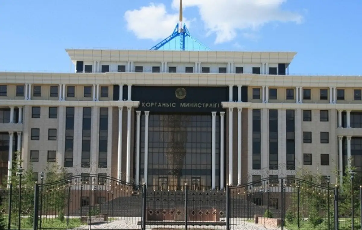 В Астане на одном из этажей Минобороны загорелась мебель