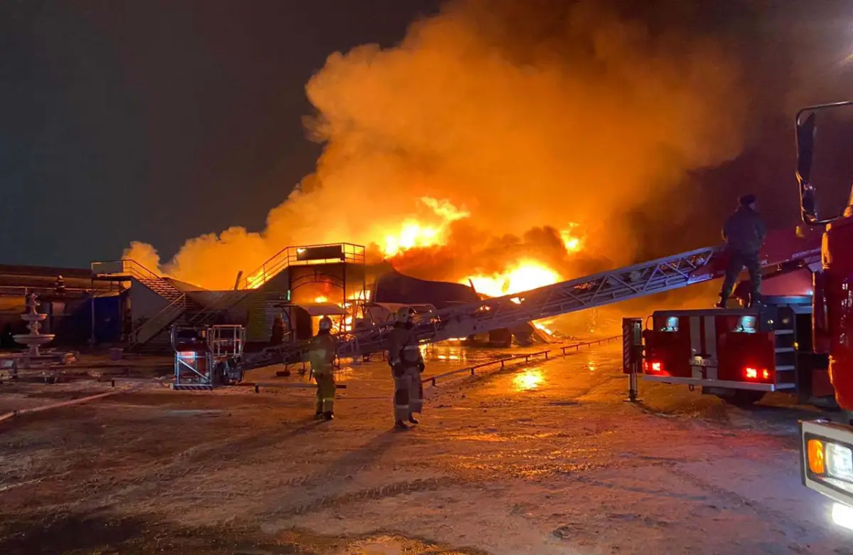 В Атырау 168 пожарных, военнослужащих и полицейских тушили огонь на рынке