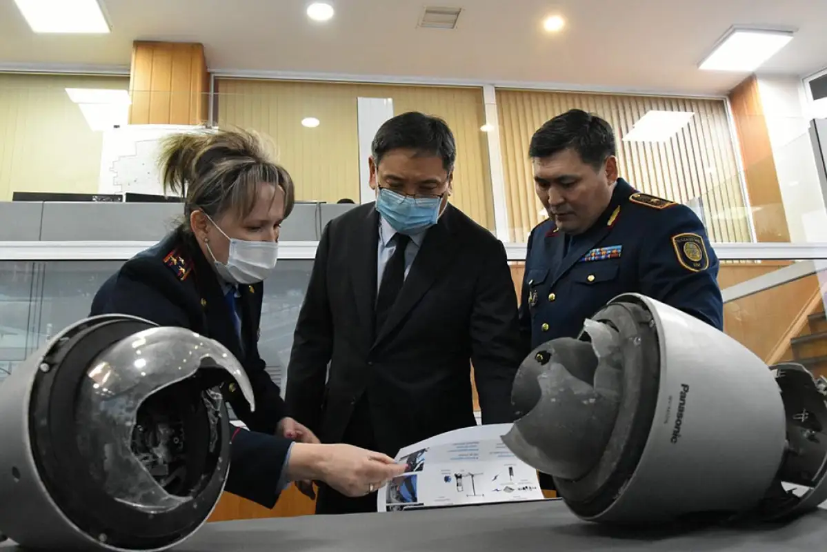  Аким Алматы Досаев встретился с полицейскими и поблагодарил их