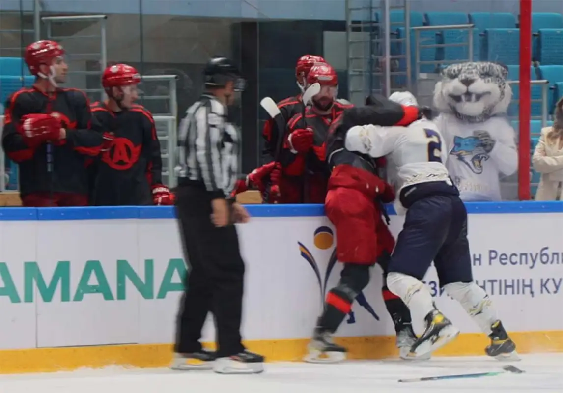 Суровая драка в матче БарысvsАвтомобилист - видео