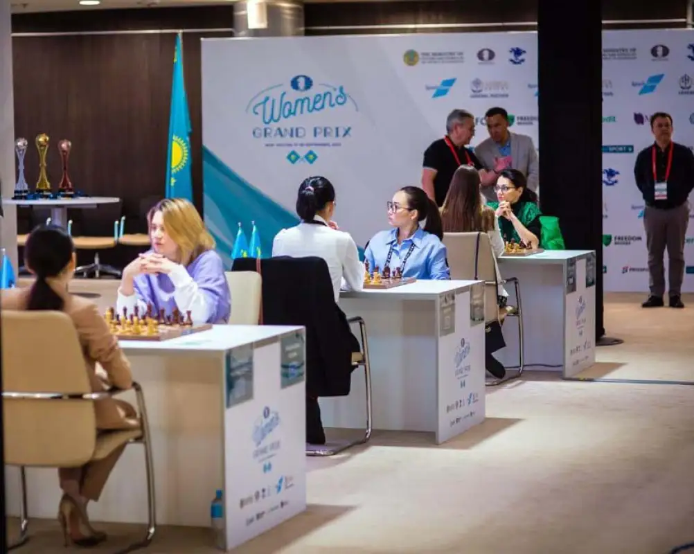 Асаубаева поставила мат Костенюк, Абдумалик ошиблась в эндшпиле