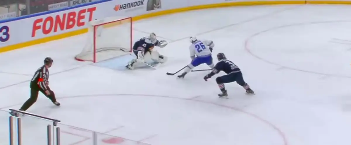 Вароне роскошно раскачал Олкинуора в матче Металлург-Барыс - видео