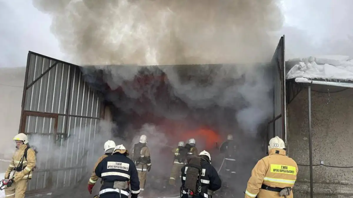 В Алматы горит склад, с огнём борются 90 пожарных - видео