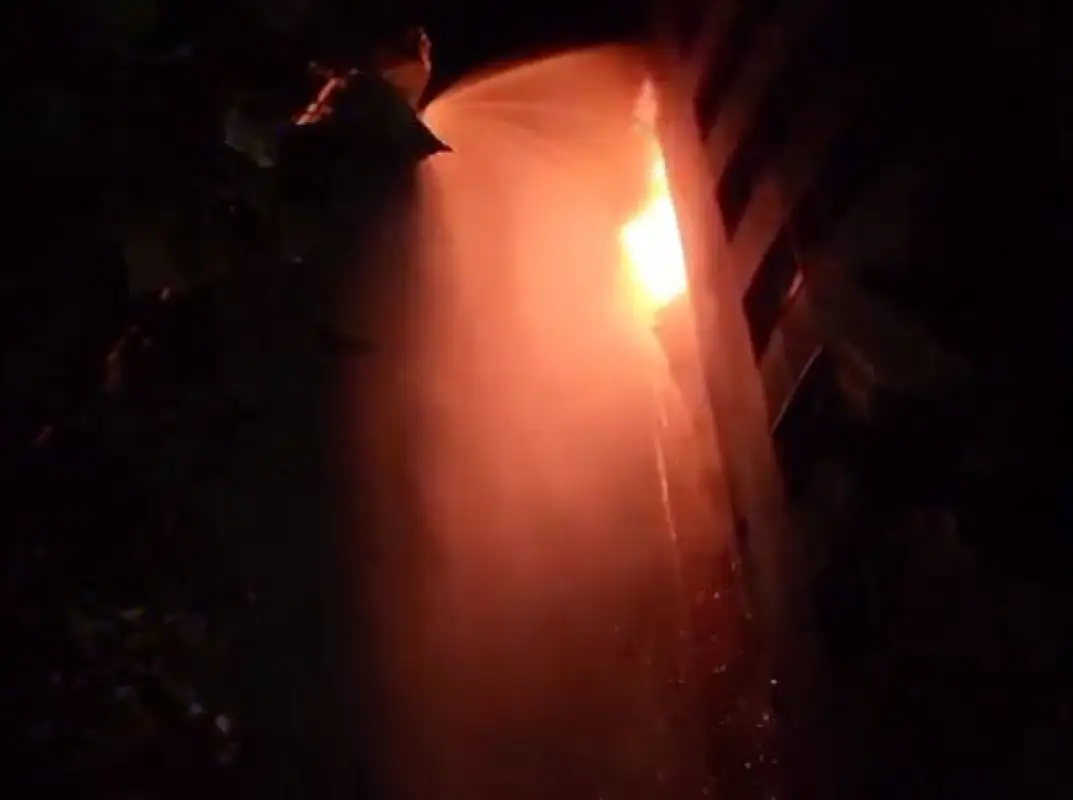 В Астане эвакуировали жильцов после пожара в ЖК «Семь бочек»