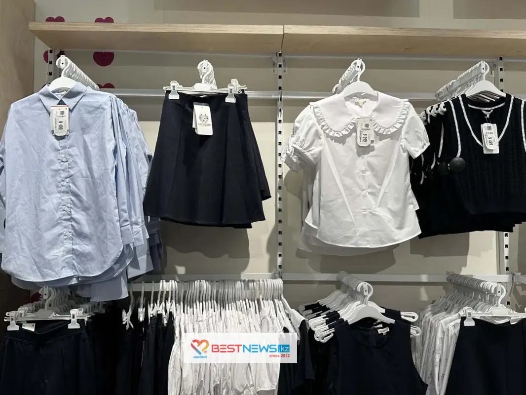 "Так делать нельзя": министр просвещения РК о школах, заставляющих родителей покупать конкретную форму