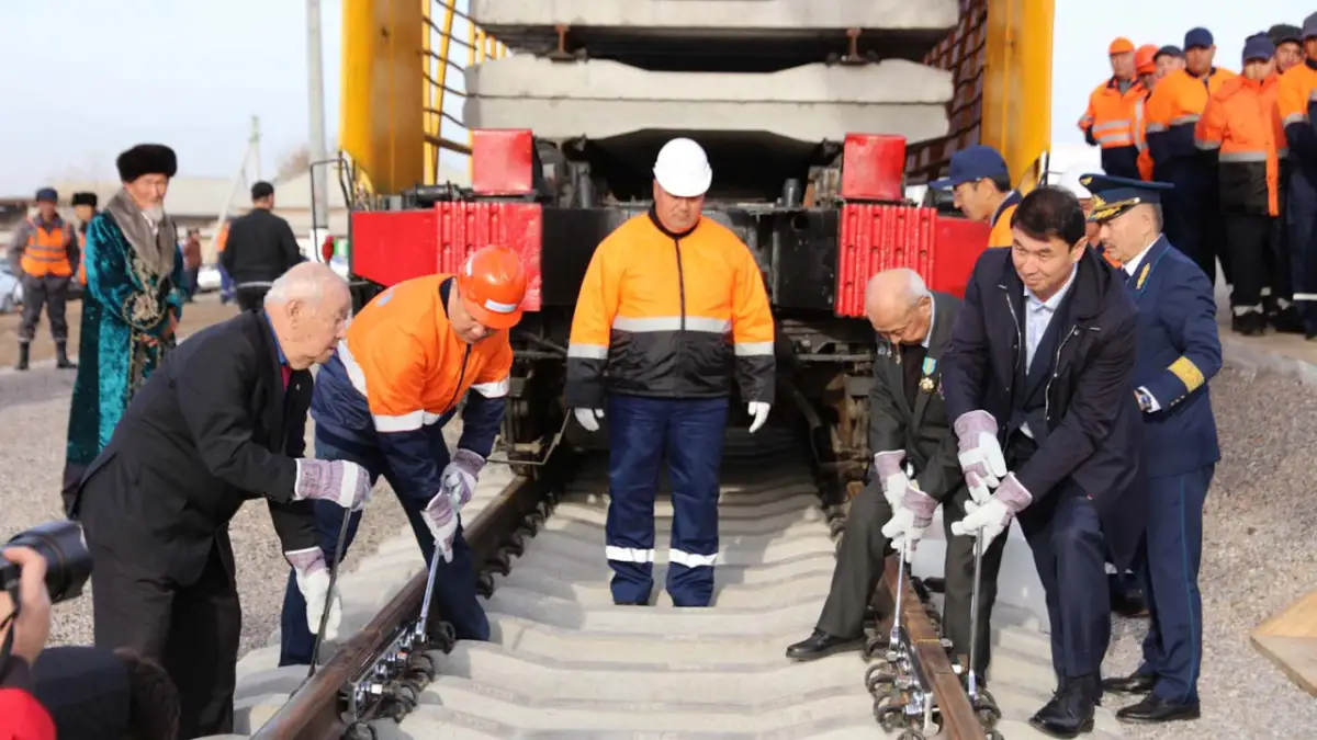3400 рабочих мест, 20 тыс тонн рельс, 9 новых станций: Казахстан начал строить новую ж/д дорогу