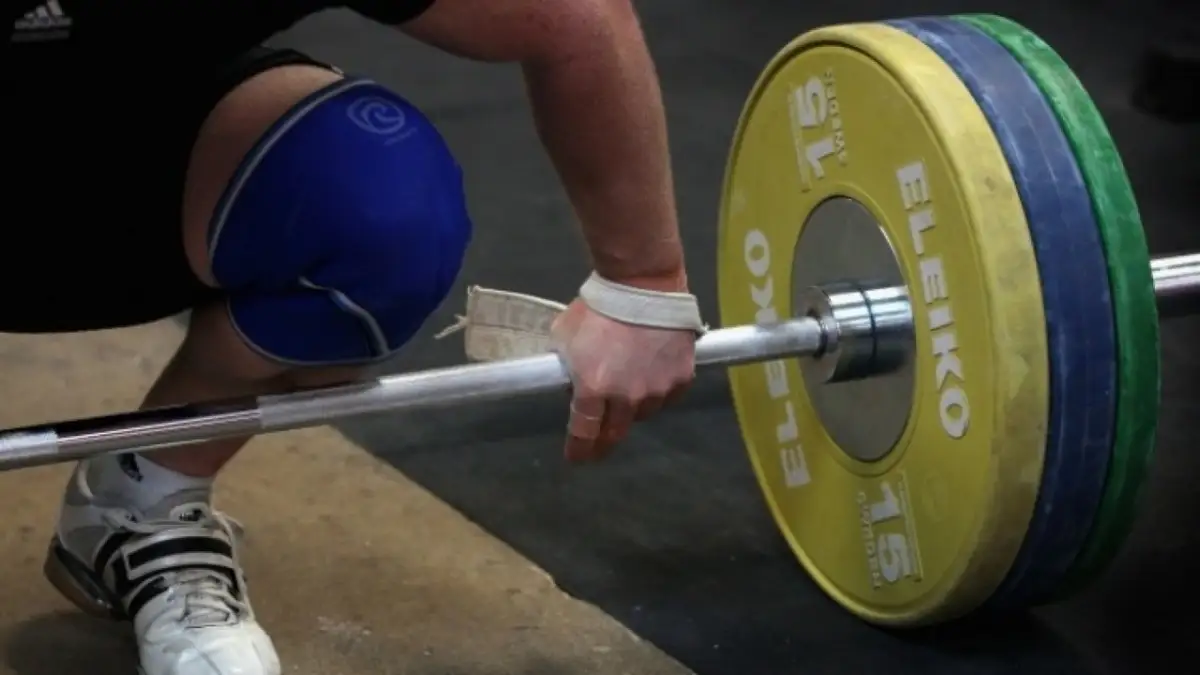 Федерация тяжелой атлетики Казахстана дисквалифицировала трех тренеров