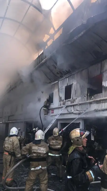 В Алматы на рынке горели контейнеры с автозапчастями