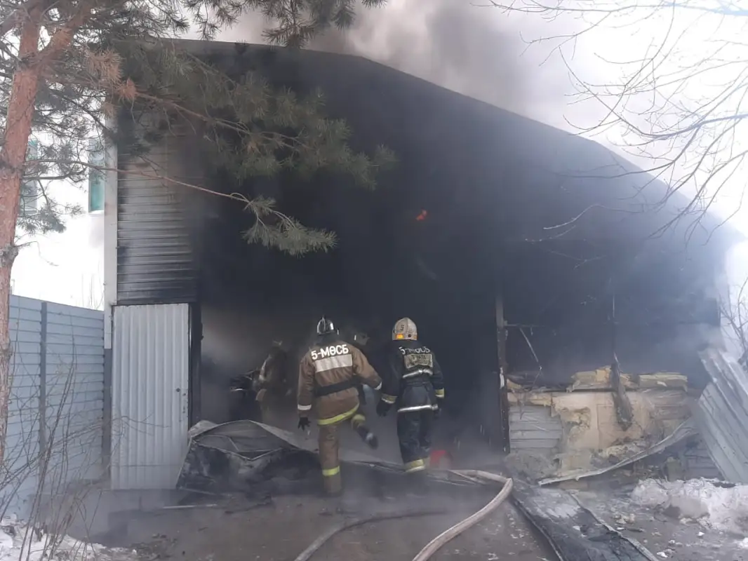 В Нур-Султане 60 пожарных тушили гараж, забитый авто