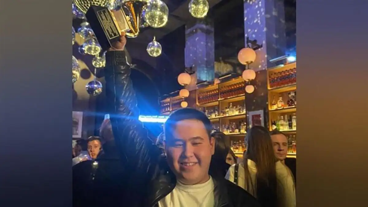 Иманбеку доставили статуэтку "Грэмми" - фото