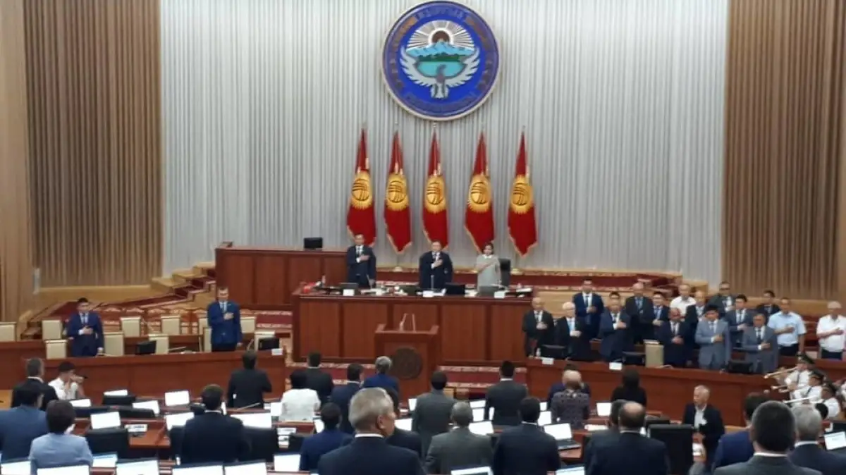 Президент Кыргызстана урезал оклады депутатов парламента и лишил их служебных авто