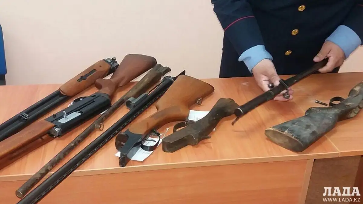 В Астане полиция выкупает незаконное оружие у населения