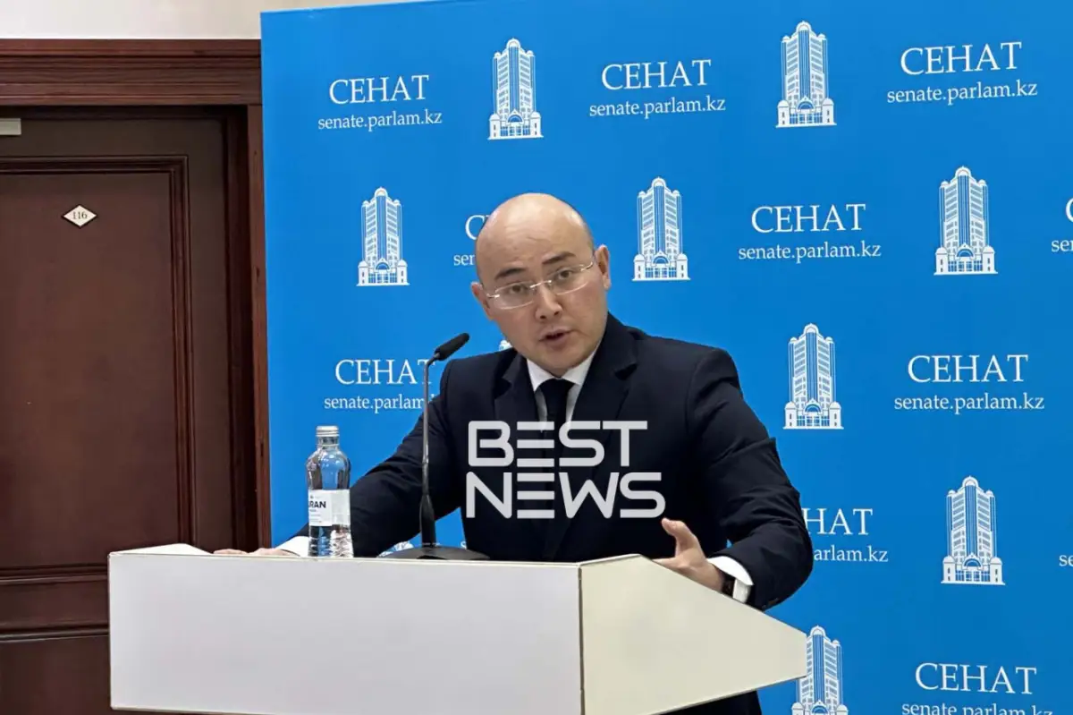 Министр Куантыров пришел в Сенат в костюме отечественного производства