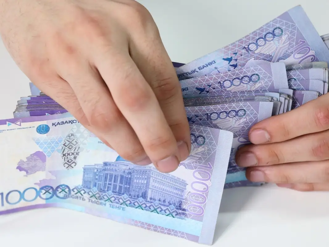 Безналичные переводы казахстанцев: Токаев дал поручения