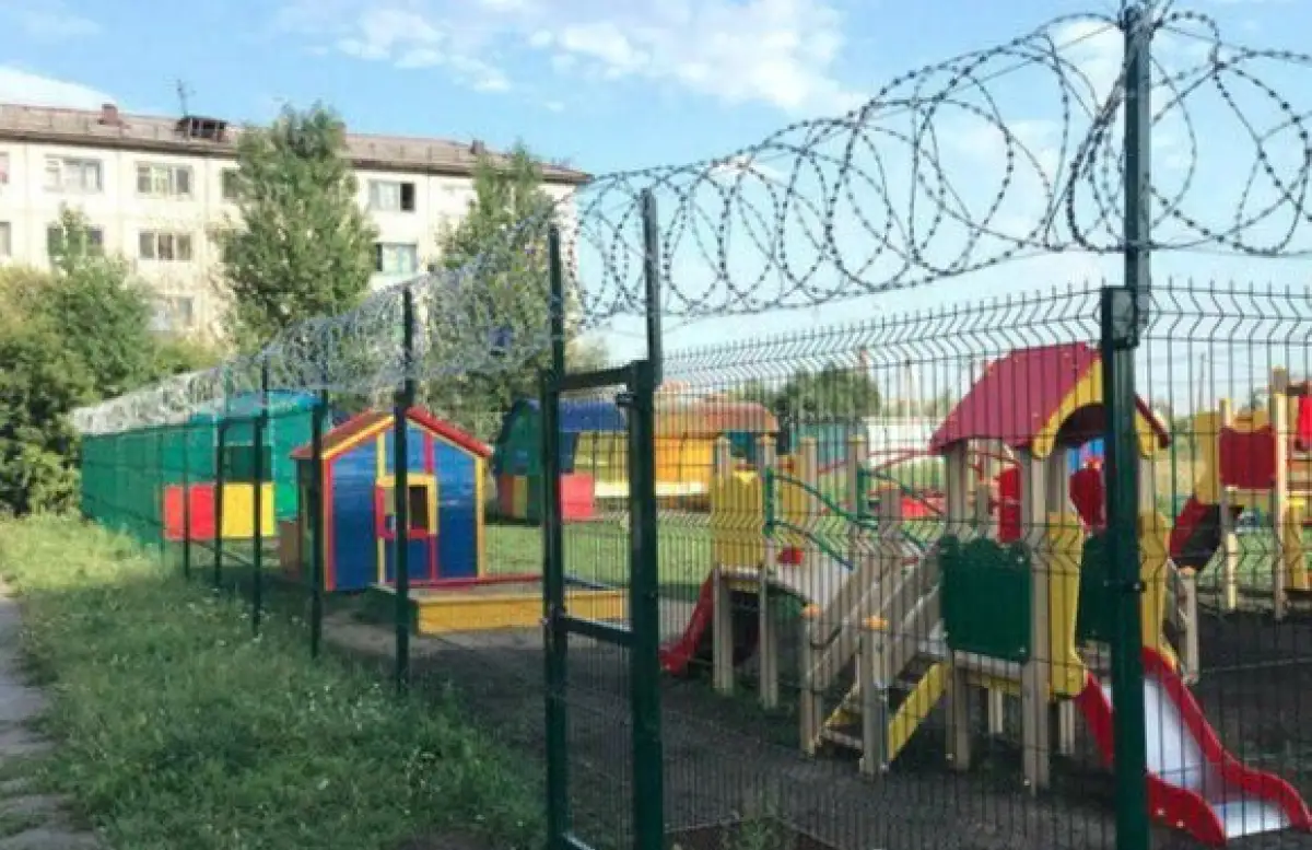  В Астане двое мужчин украли забор в детском саду, ущерб на 4 млн тенге
