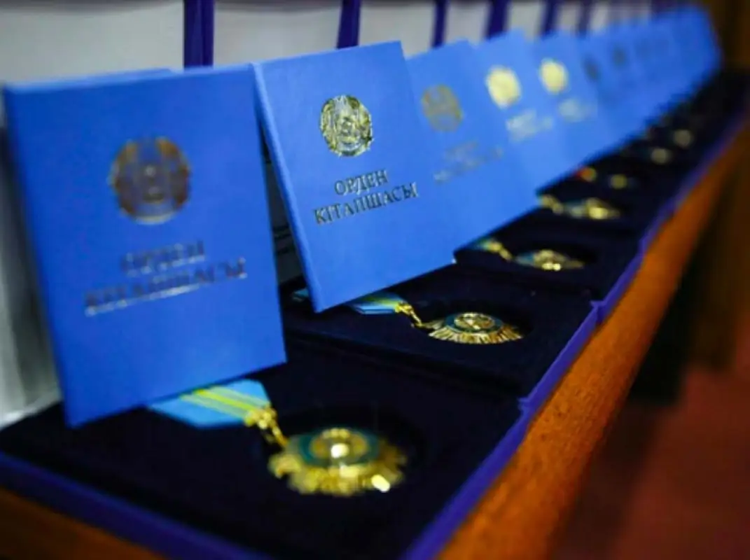 Президент Казахстана наградил медиков орденами и медалями