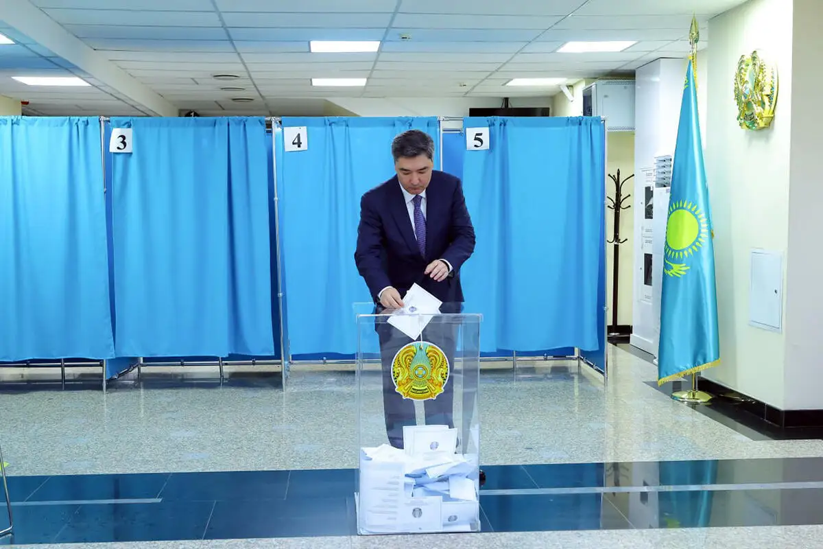 Олжас Бектенов проголосовал на выборах депутатов Курултая Республики Казахстан